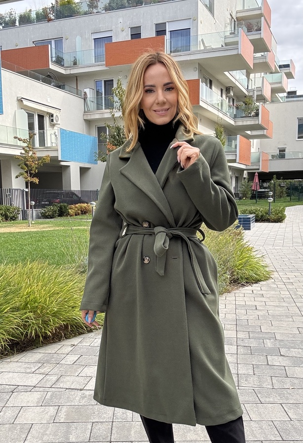 Kendra szövetkabát– Hosszított női szövetkabát khaki – Innova Fashion